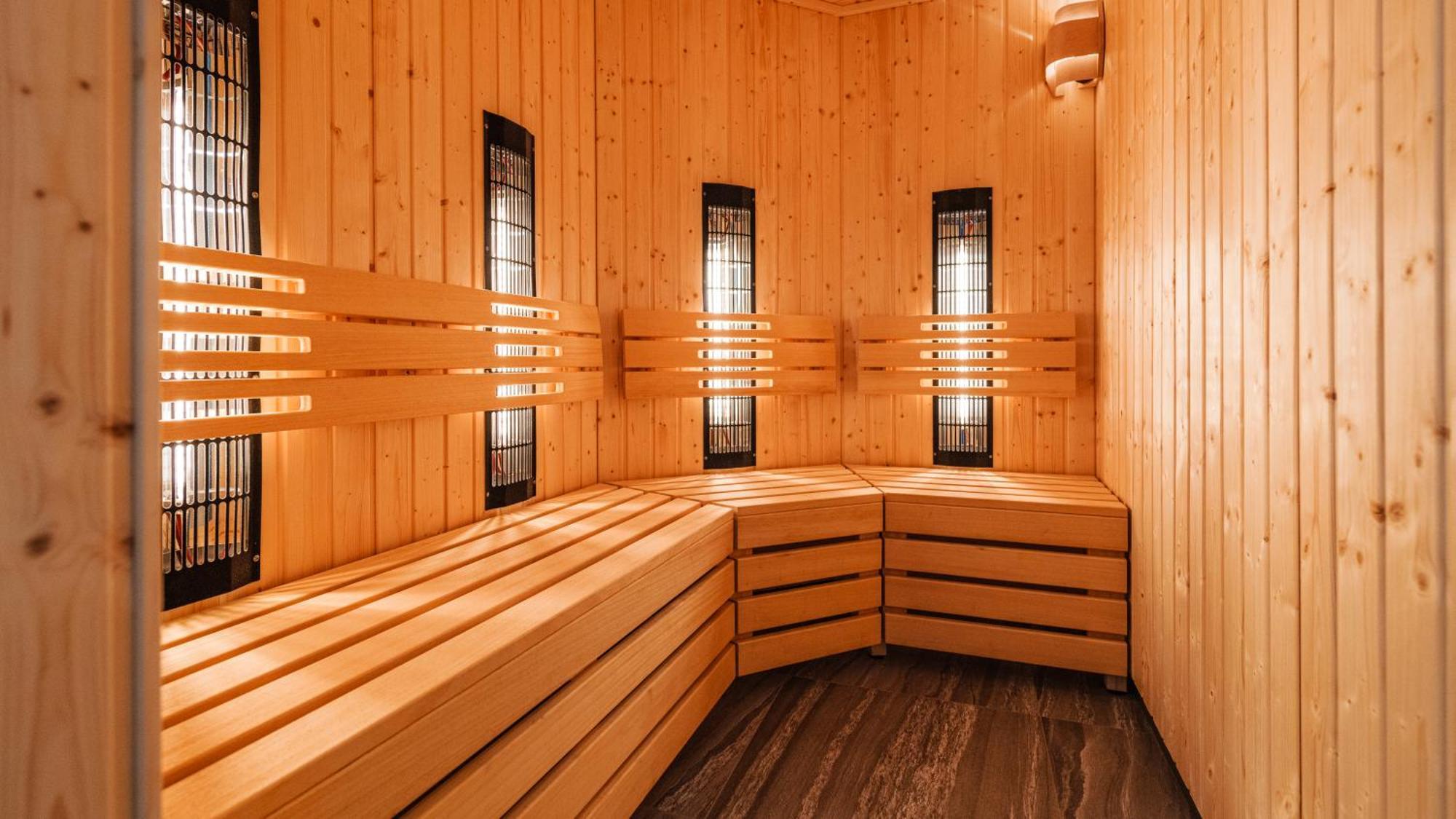 Blue Premium Pool Sauna Fitness Free โควอบเซก ภายนอก รูปภาพ