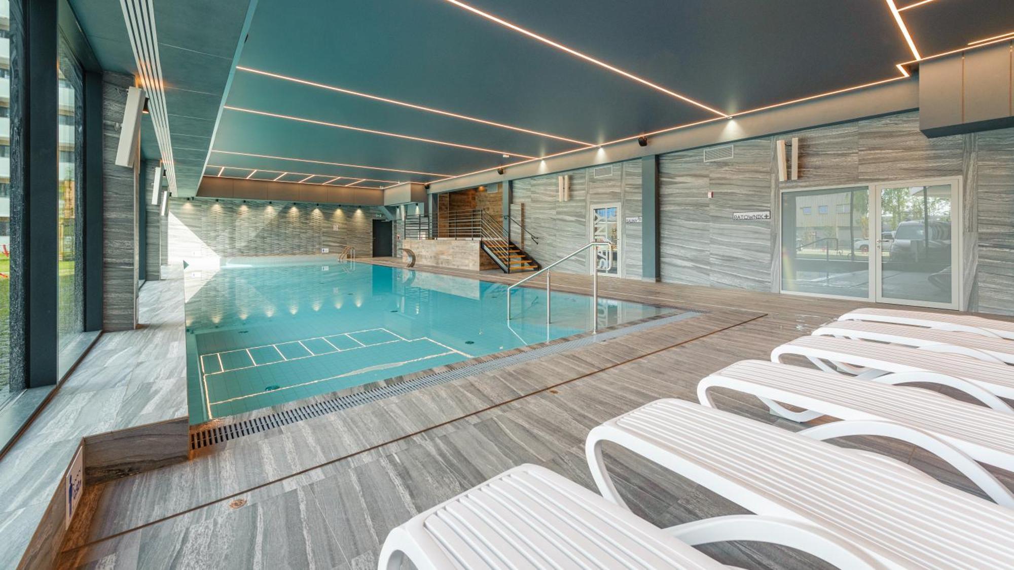 Blue Premium Pool Sauna Fitness Free โควอบเซก ภายนอก รูปภาพ